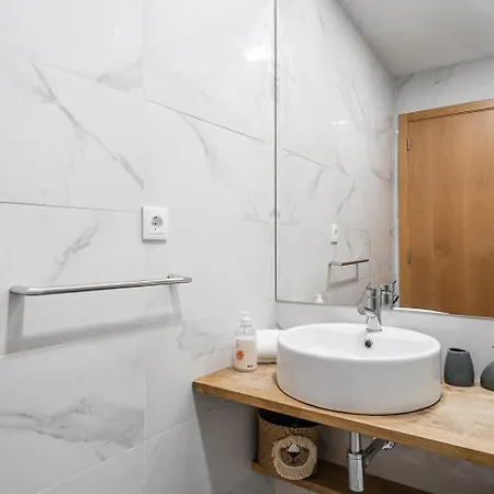 Guestready - Bright Duplex In Downtown 게스트하우스 3*